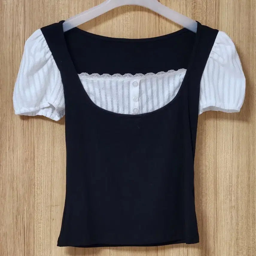 [SOLD OUT] 아티즈 퍼프 레이스 버튼 반팔티