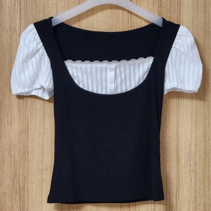 [SOLD OUT] 아티즈 퍼프 레이스 버튼 반팔티