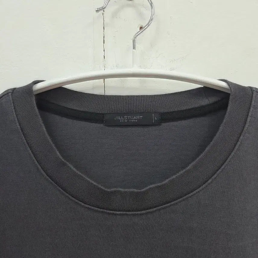 [SOLD OUT] L 질스튜어트뉴욕 바코드 반팔 다크그레이
