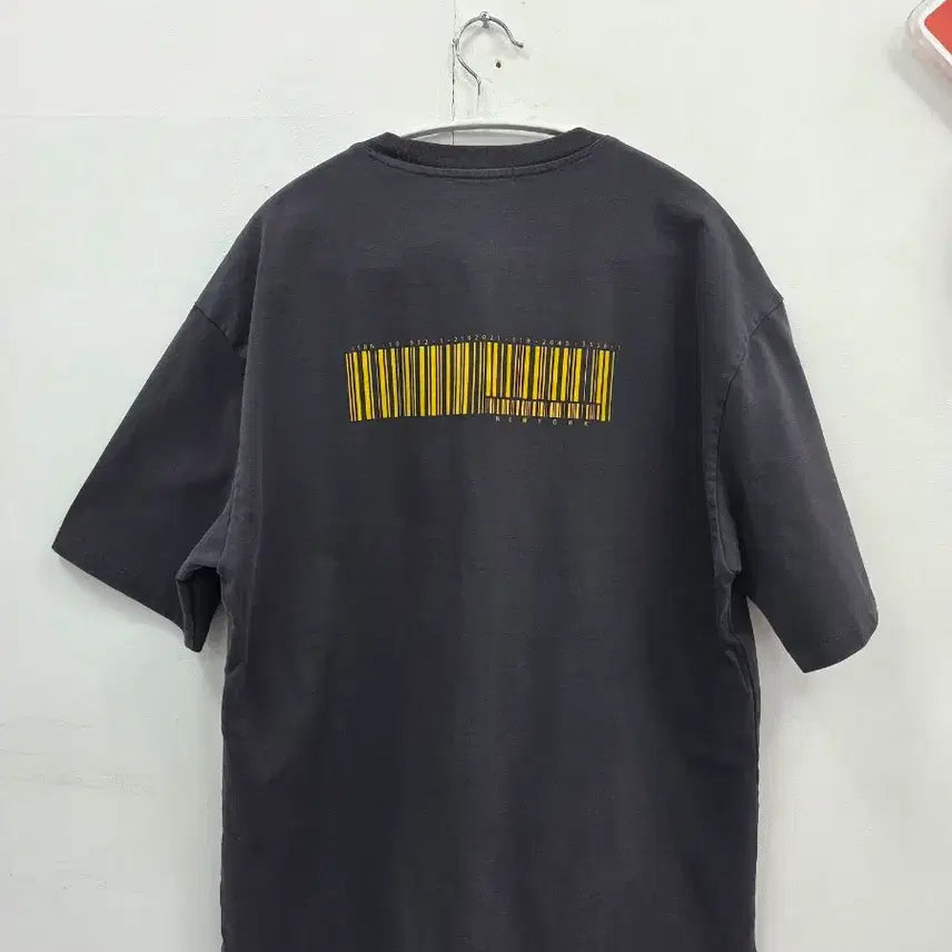 [SOLD OUT] L 질스튜어트뉴욕 바코드 반팔 다크그레이