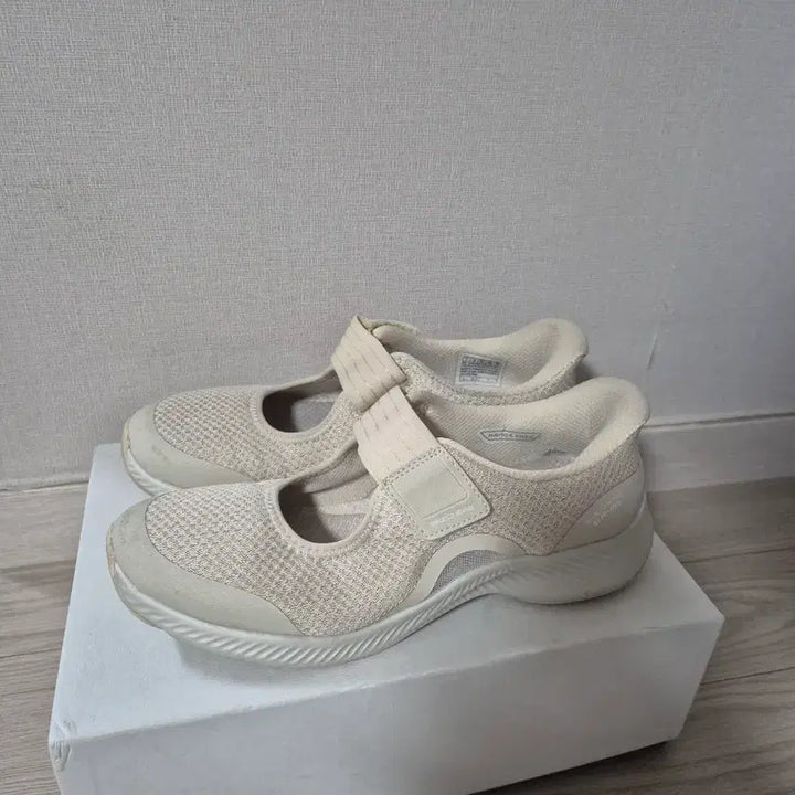 [SOLD OUT] 스케쳐스 메리제인 운동화 스니커즈 240