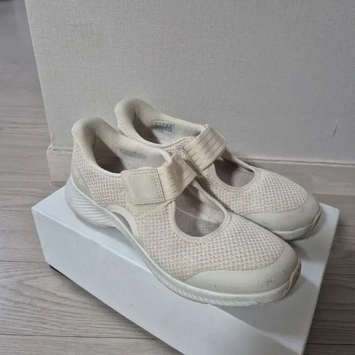 [SOLD OUT] 스케쳐스 메리제인 운동화 스니커즈 240