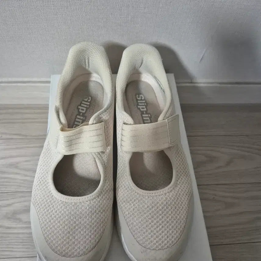 [SOLD OUT] 스케쳐스 메리제인 운동화 스니커즈 240