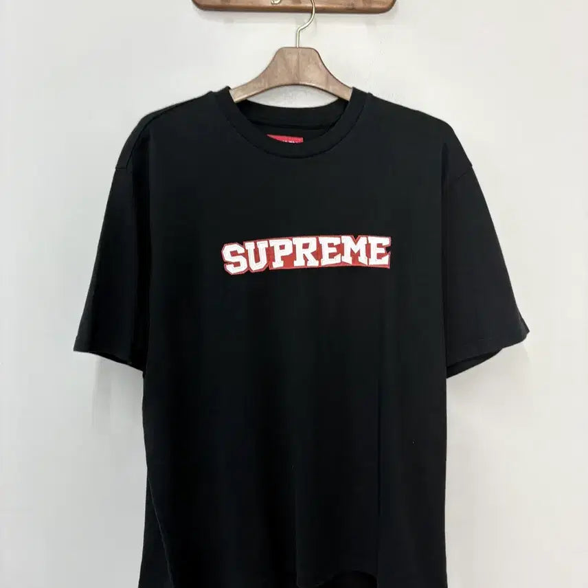 [SOLD OUT] 슈프림 사틴 아플리케 숏슬리브 탑 블랙 반팔 A3779