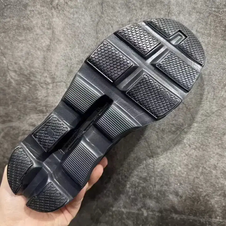 [SOLD OUT] (새상품) 온 러닝 클라우드몬스터 올 블랙 275mm