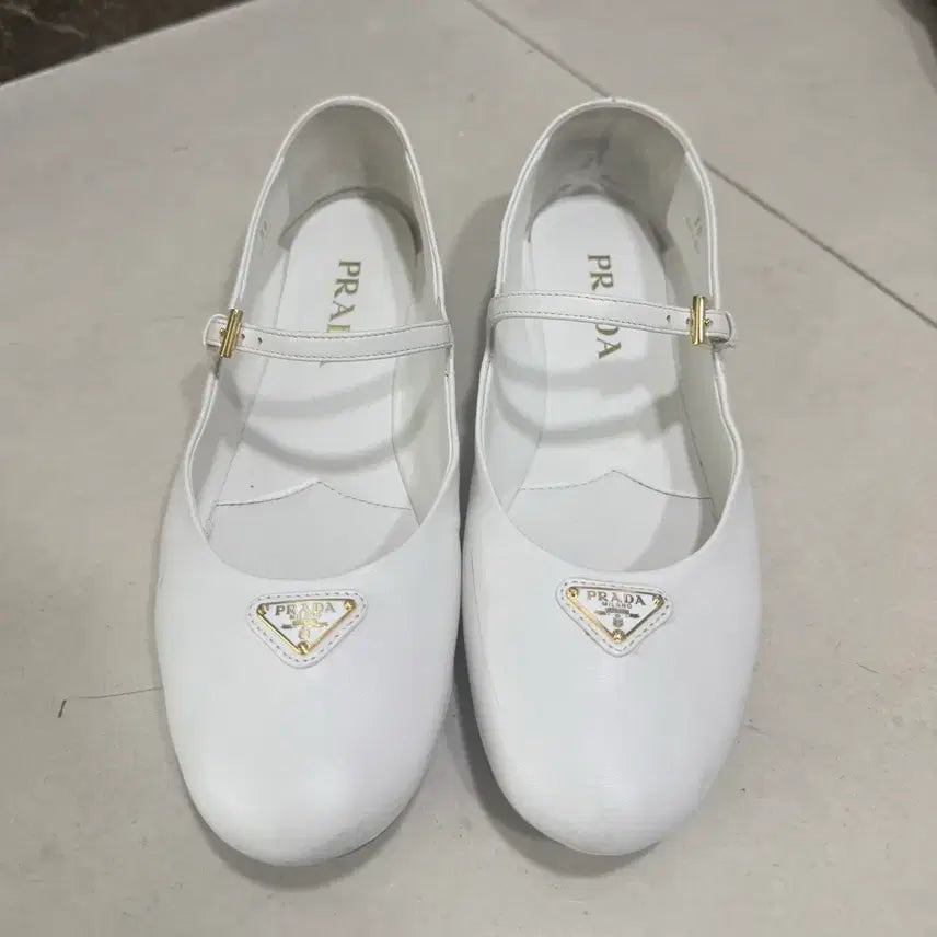 [BUNJANG] Prada Mary Jane Flat Shoes / 프라다 화이트 메리제인 플랫 슈즈 250