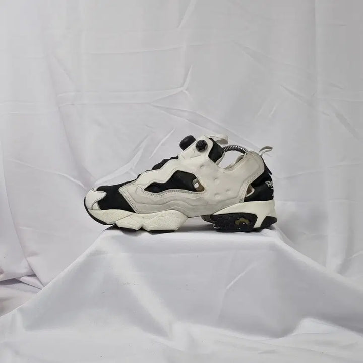 [BUNJANG] Reebok InstaPump Fury Panda Sneakers (Vintage) / 빈티지하서 260 리복 펌프 인스타 퓨리 판다 스니커즈