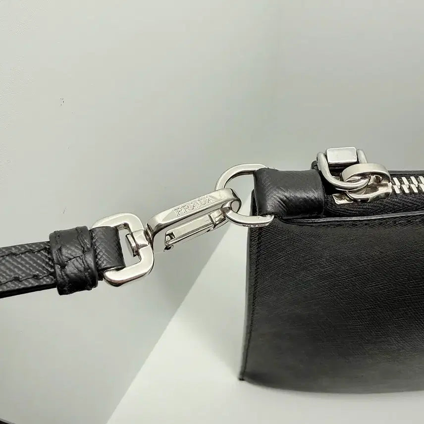 [BUNJANG] Prada Saffiano Leather Clutch Bag 2NH001 / [프라다] 사피아노 삼각로고 소가죽 클러치백 2NH001 / A급