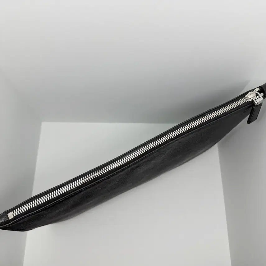 [BUNJANG] Prada Saffiano Leather Clutch Bag 2NH001 / [프라다] 사피아노 삼각로고 소가죽 클러치백 2NH001 / A급