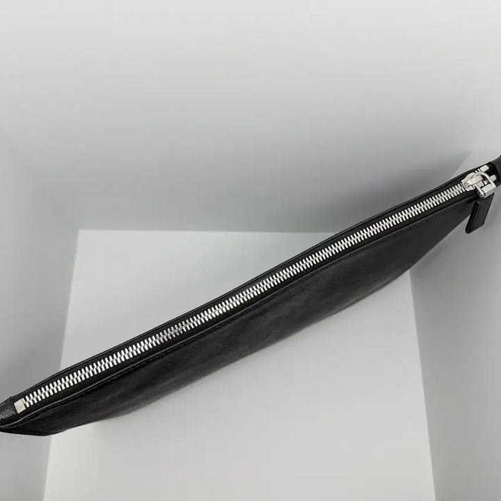 [BUNJANG] Prada Saffiano Leather Clutch Bag 2NH001 / [프라다] 사피아노 삼각로고 소가죽 클러치백 2NH001 / A급