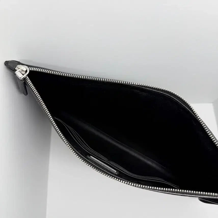 [BUNJANG] Prada Saffiano Leather Clutch Bag 2NH001 / [프라다] 사피아노 삼각로고 소가죽 클러치백 2NH001 / A급