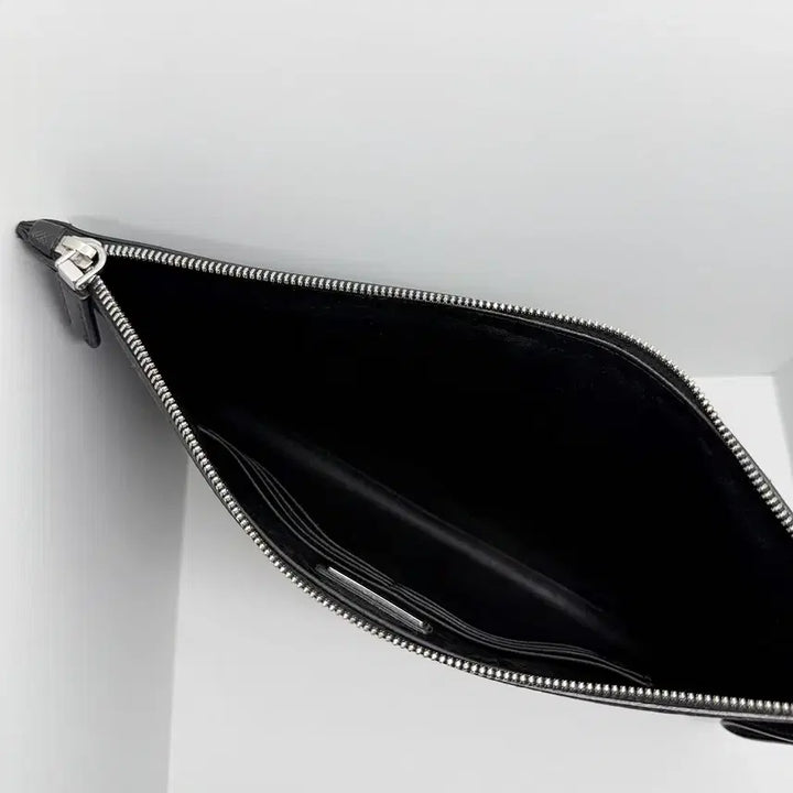 [BUNJANG] Prada Saffiano Leather Clutch Bag 2NH001 / [프라다] 사피아노 삼각로고 소가죽 클러치백 2NH001 / A급