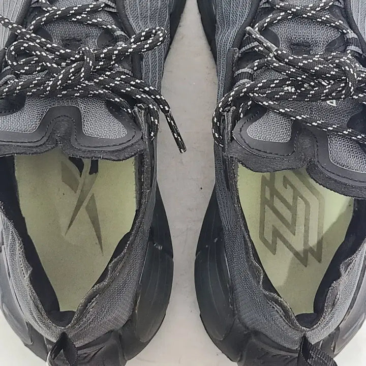[BUNJANG] Reebok Zig Kinetica Sneakers / 1) 245 리복 Zig Kinetica 운동화 A급