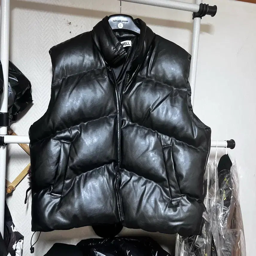 [SOLD OUT] LOWEL 오버핏 레더 패딩조끼
