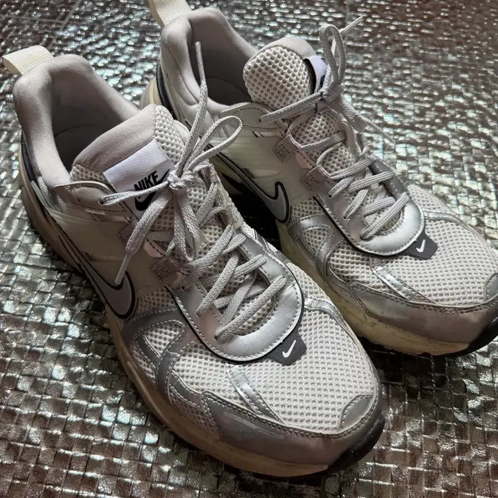 [BUNJANG] Nike V2K Run Sneakers / 나이키 V2K Run [290]