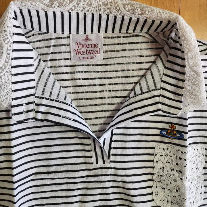 [SOLD OUT] [새상품] 비비안웨스트우드 스트라이프 레이스 카라 티셔츠