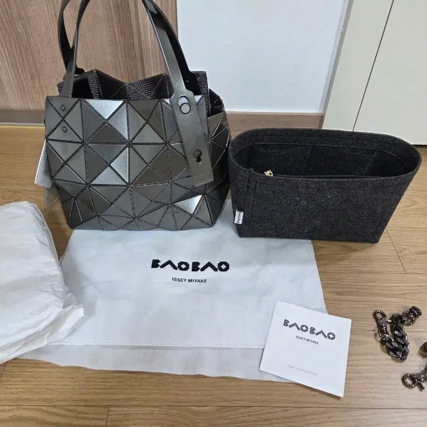 [BUNJANG] Bao Bao Carat Medium Tote Bag / 바오바오 캐럿 미듐 새상품 25년 캐럿백 정품 가방 건메탈