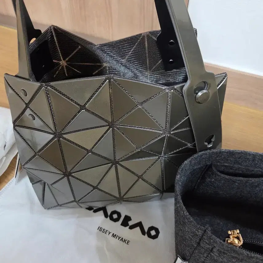 [BUNJANG] Bao Bao Carat Medium Tote Bag / 바오바오 캐럿 미듐 새상품 25년 캐럿백 정품 가방 건메탈