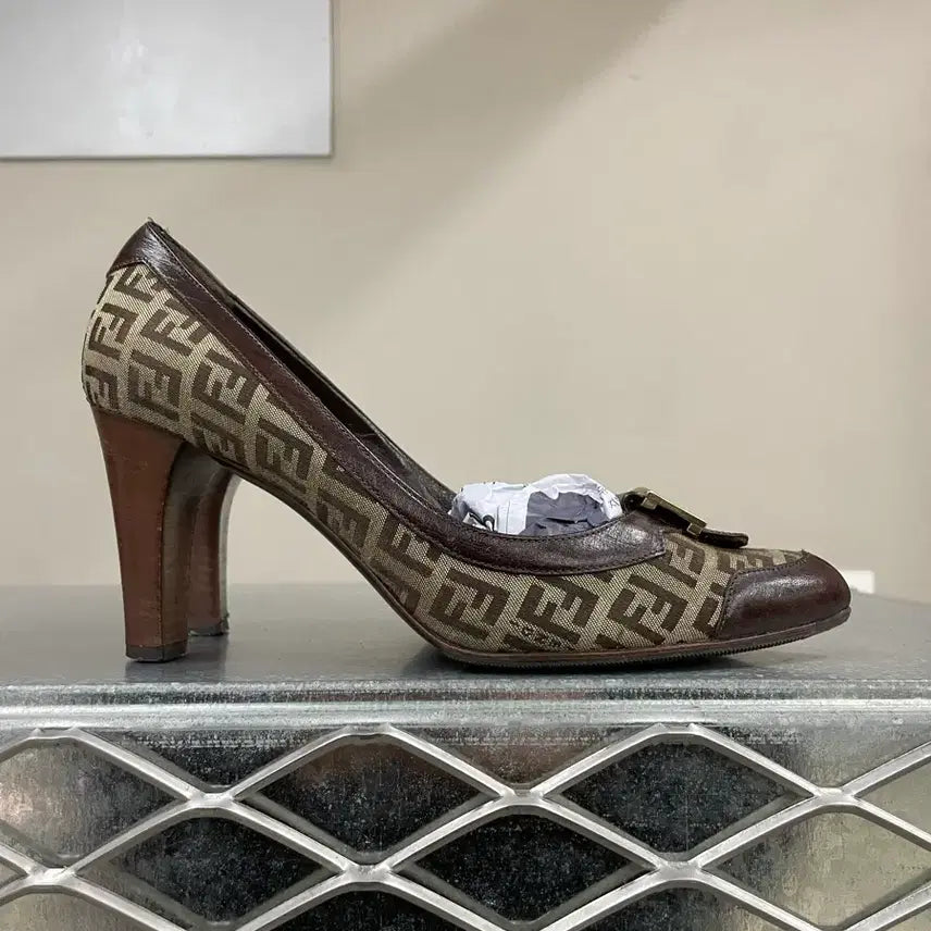 [SOLD OUT] 펜디 버클 펌프스 37.5 (gr-4521)