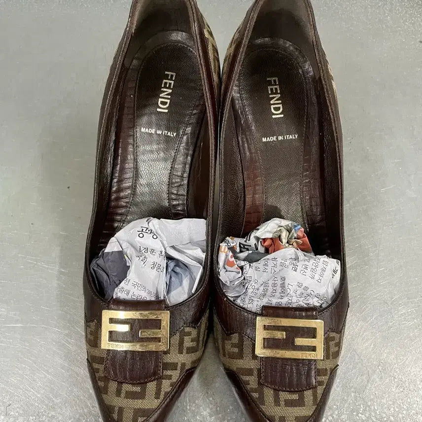 [SOLD OUT] 펜디 버클 펌프스 37.5 (gr-4521)