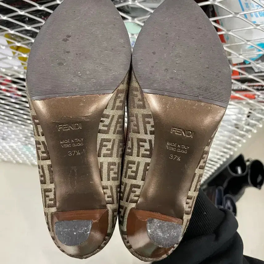 [SOLD OUT] 펜디 버클 펌프스 37.5 (gr-4521)