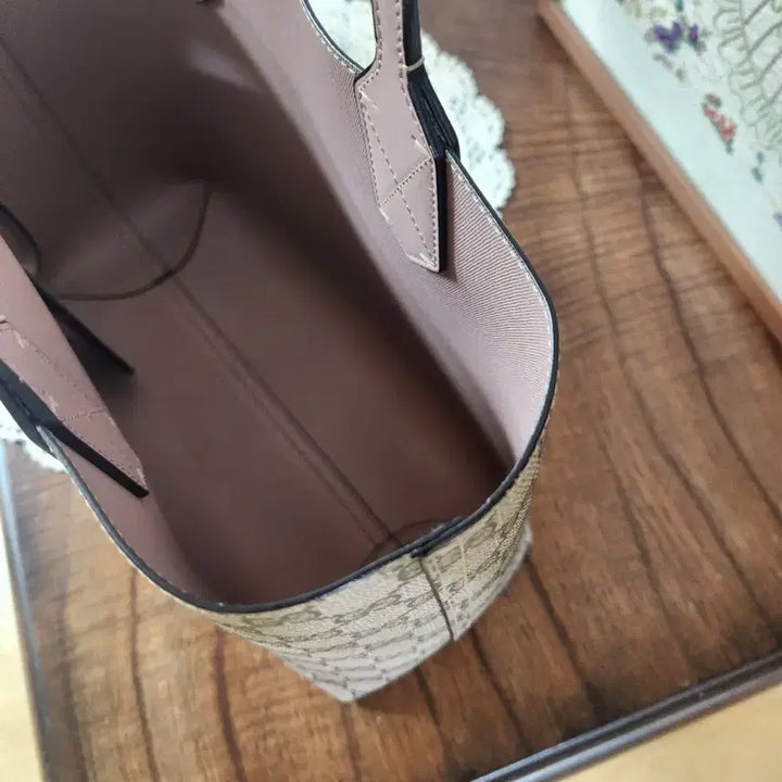 [SOLD OUT] 구찌 GG 슈프림 핑크 리버시블 스몰쇼퍼백