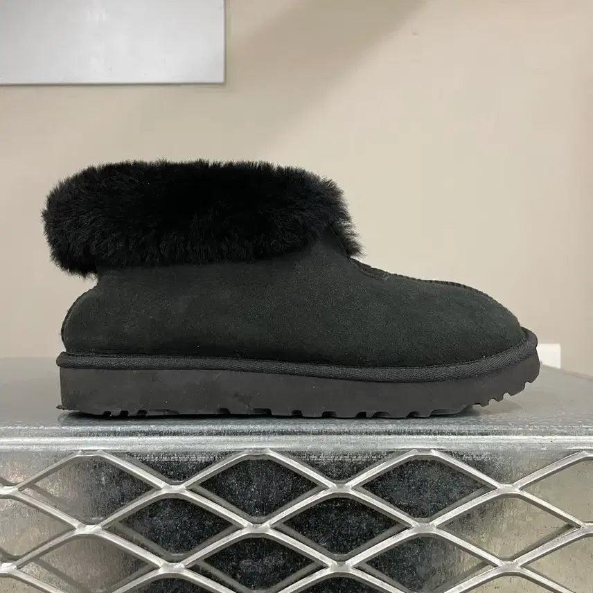 [BUNJANG] UGG Tazz Suede Slip-on Shoes / 어그 타제트 슬립온 블랙 250 (gr-4523)