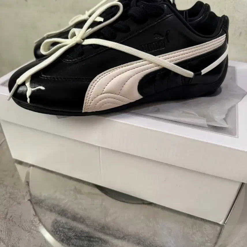[SOLD OUT] 푸마 x 로제 스피드캣 PRM 블랙 웜 화이트 (245MM)