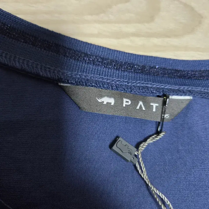 [SOLD OUT] 새상품)  PAT 네이비 냉감 반팔 블라우스
