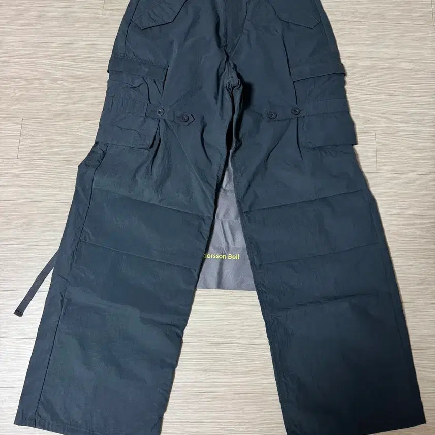[BUNJANG] Andersson Bell Patani Crack Cargo Pants (ASPHALT) / 앤더슨벨 파타니 크랙 카고 팬츠(ASPHALT)