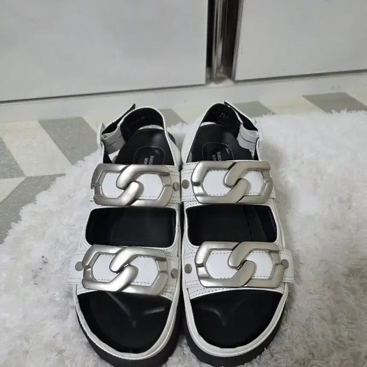 [SOLD OUT] 슈콤마보니 화이트 체인 장식 샌들 37