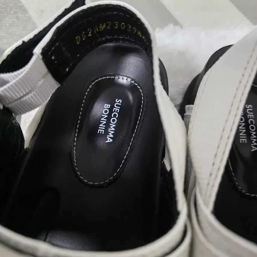 [SOLD OUT] 슈콤마보니 화이트 체인 장식 샌들 37