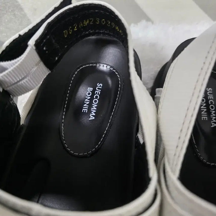 [SOLD OUT] 슈콤마보니 화이트 체인 장식 샌들 37