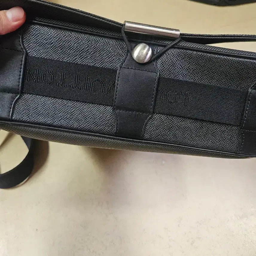 [BUNJANG] Louis Vuitton Taiga Leather Men&