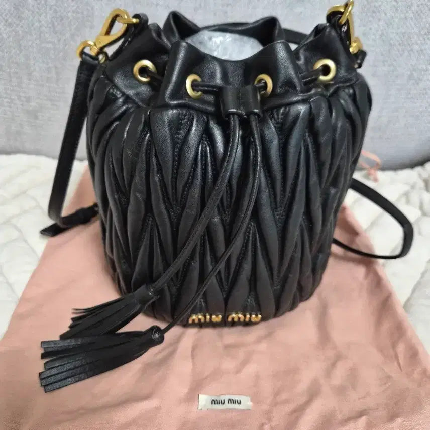 [BUNJANG] Miu Miu Matelassé Nappa Leather Bucket Bag / 미우미우 마테라쎄 나파 가죽 버킷백 블랙 금장