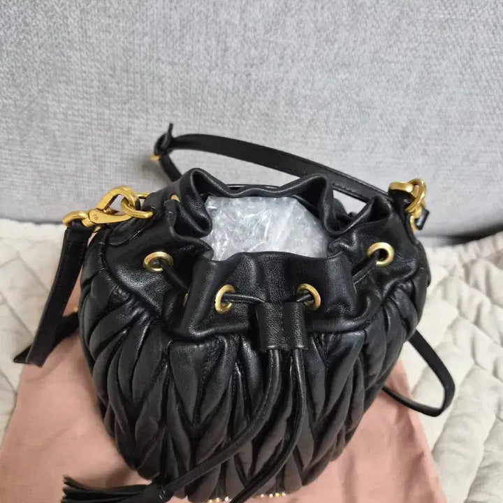[BUNJANG] Miu Miu Matelassé Nappa Leather Bucket Bag / 미우미우 마테라쎄 나파 가죽 버킷백 블랙 금장