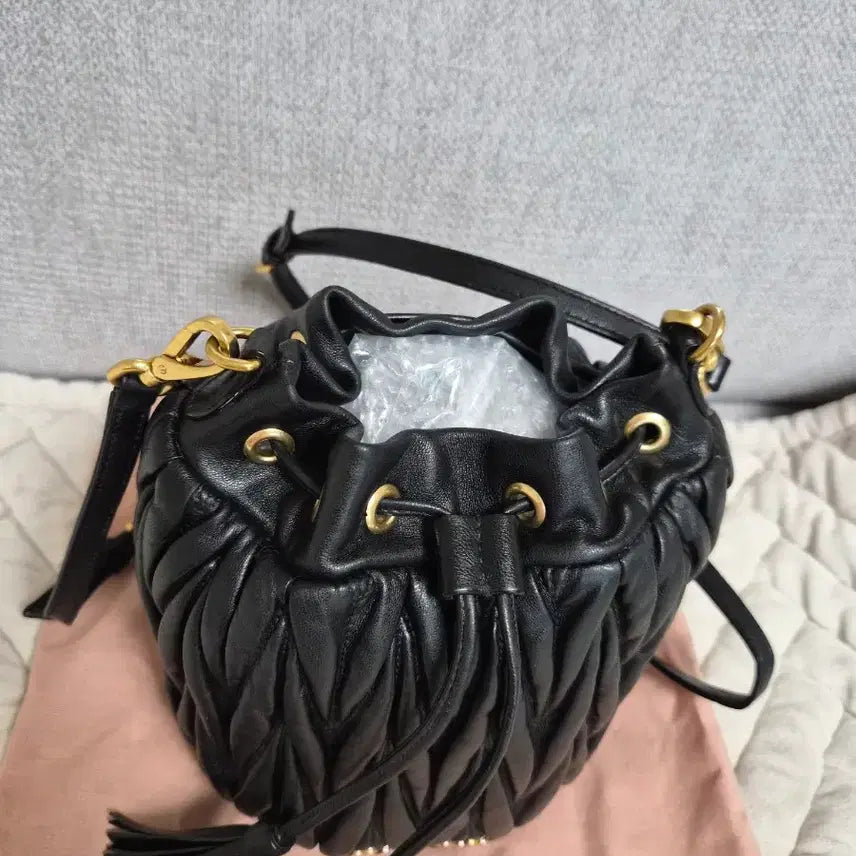 [BUNJANG] Miu Miu Matelassé Nappa Leather Bucket Bag / 미우미우 마테라쎄 나파 가죽 버킷백 블랙 금장