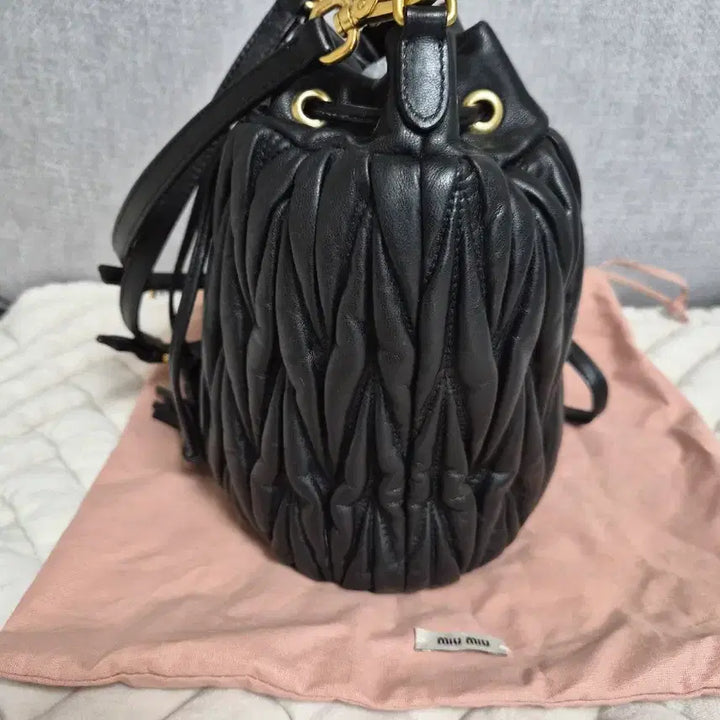 [BUNJANG] Miu Miu Matelassé Nappa Leather Bucket Bag / 미우미우 마테라쎄 나파 가죽 버킷백 블랙 금장