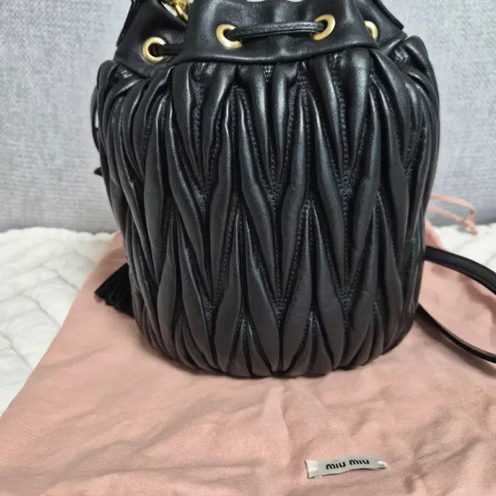 [BUNJANG] Miu Miu Matelassé Nappa Leather Bucket Bag / 미우미우 마테라쎄 나파 가죽 버킷백 블랙 금장