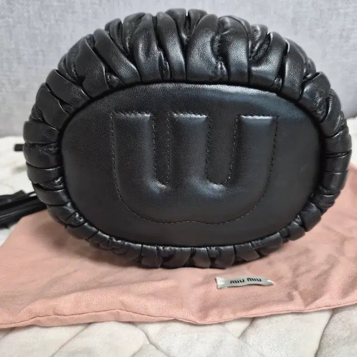 [BUNJANG] Miu Miu Matelassé Nappa Leather Bucket Bag / 미우미우 마테라쎄 나파 가죽 버킷백 블랙 금장