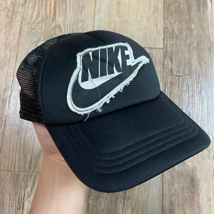[BUNJANG] Nike Old School Vintage Swoosh Patch Logo Mesh Trucker Cap / 00s 나이키 올드스쿨 빈티지 스우시 패치로고 메쉬 트러커캡 모자 블랙