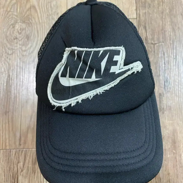 [BUNJANG] Nike Old School Vintage Swoosh Patch Logo Mesh Trucker Cap / 00s 나이키 올드스쿨 빈티지 스우시 패치로고 메쉬 트러커캡 모자 블랙