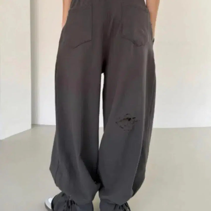 [BUNJANG] 미스테리어스호텔 데미지 스트랩 트레이닝 팬츠 / 미스테리어스호텔 데미지 스트랩 트레이닝 팬츠