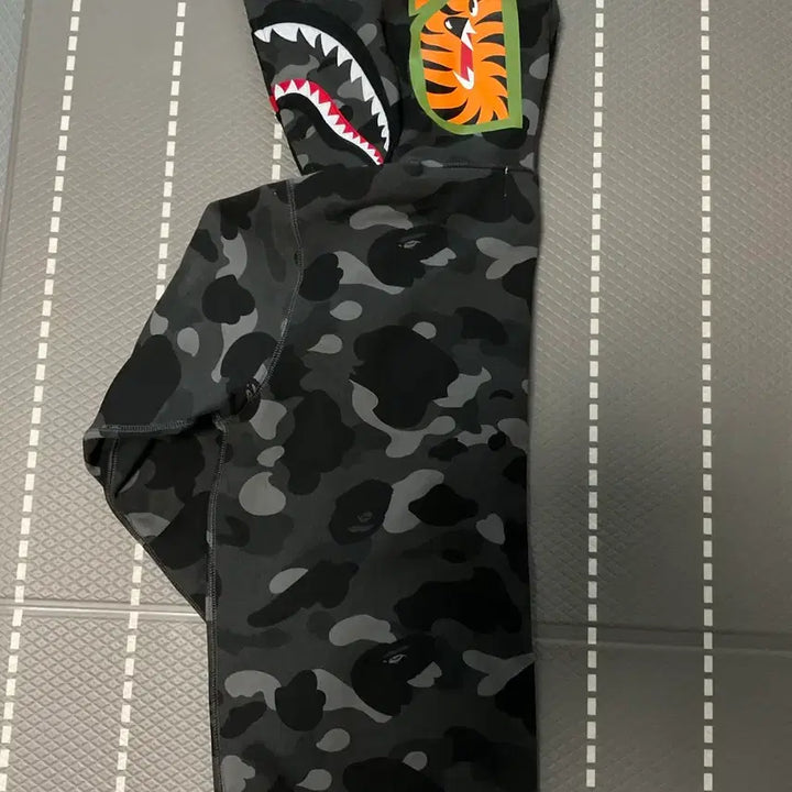 [SOLD OUT] 베이프 흑계 후드집업 / L