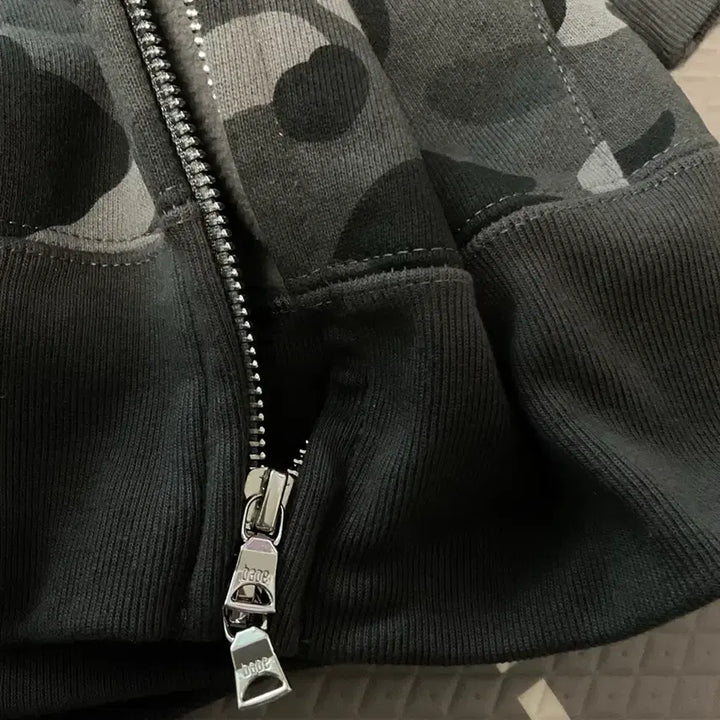 [SOLD OUT] 베이프 흑계 후드집업 / L