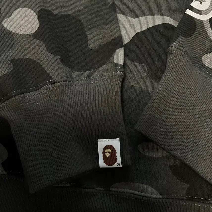[SOLD OUT] 베이프 흑계 후드집업 / L