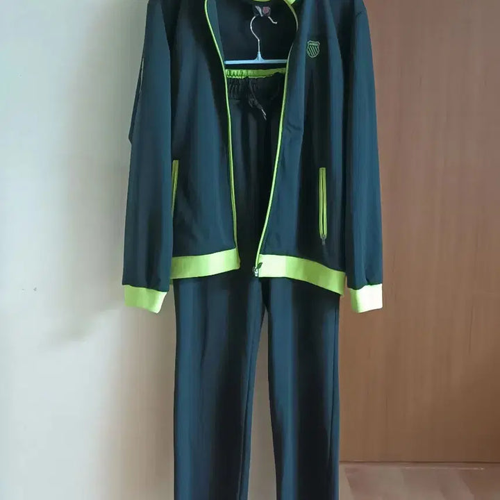 [BUNJANG] K-Swiss Training Suit Set (Size 100) / K-Swiss 트레이닝복 세트 100