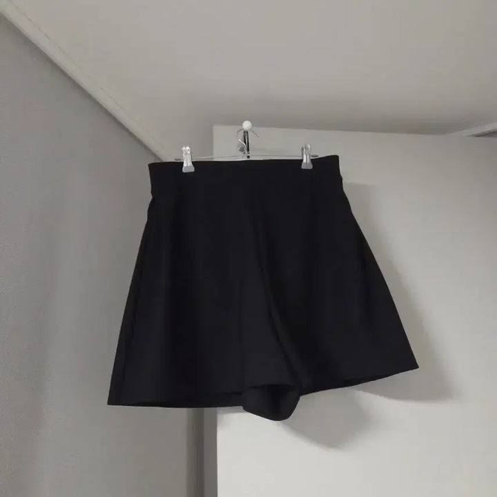 [BUNJANG] Vittoria Casadary A-Line Full Banding Slacks Shorts Black / 빅톨리아 까시다리 탄탄 풀밴딩 슬랙스 A라인 반바지 블랙