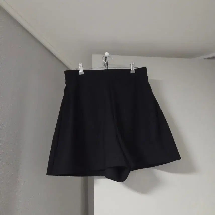 [BUNJANG] Vittoria Casadary A-Line Full Banding Slacks Shorts Black / 빅톨리아 까시다리 탄탄 풀밴딩 슬랙스 A라인 반바지 블랙