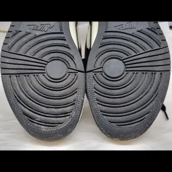 [BUNJANG] Jordan 1 Retro High OG Dark Mocha Sneakers / 조던 1 레트로 하이 OG 다크 모카 260